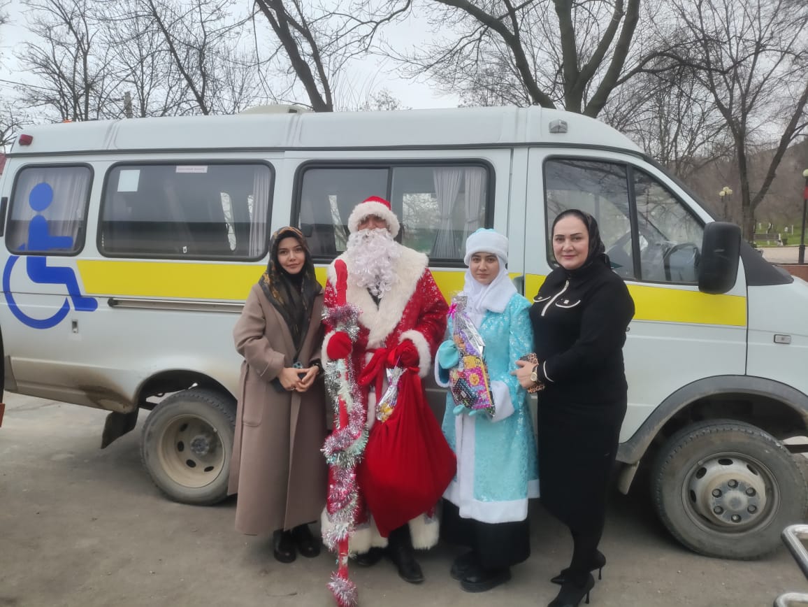 Карабудахкентский Комплексный центр поздравил 250 подопечных детей с наступающим Новым годом